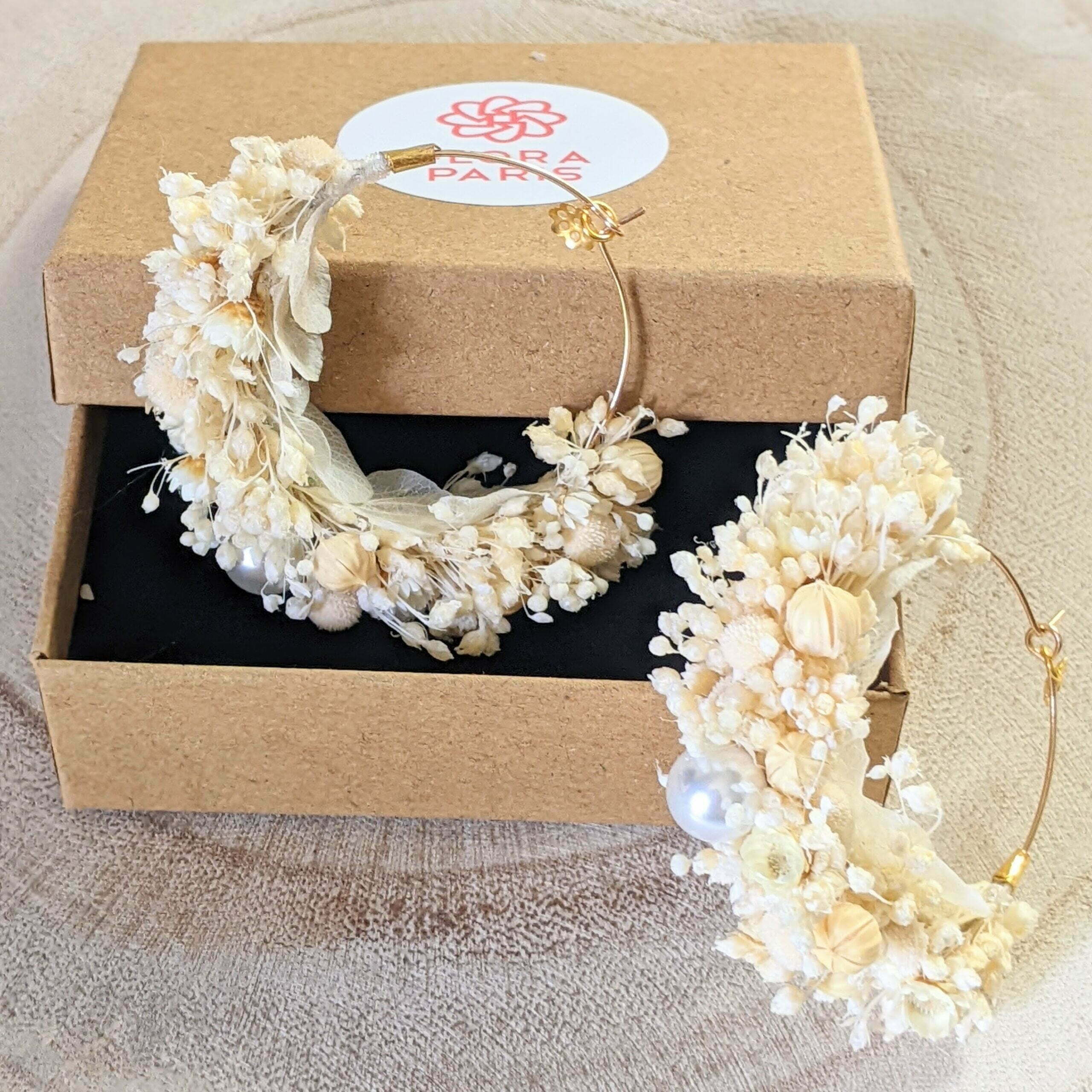 Boucles D Oreilles Creoles En Fleurs Stabilisees Et Perles Blanches Luna Flora Paris