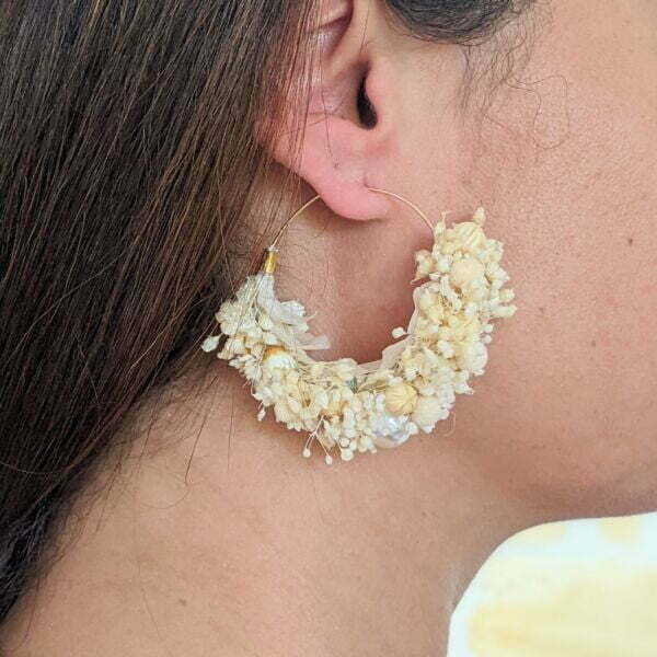 Boucles d’oreilles créoles en fleurs stabilisées et perles blanches, Luna 3