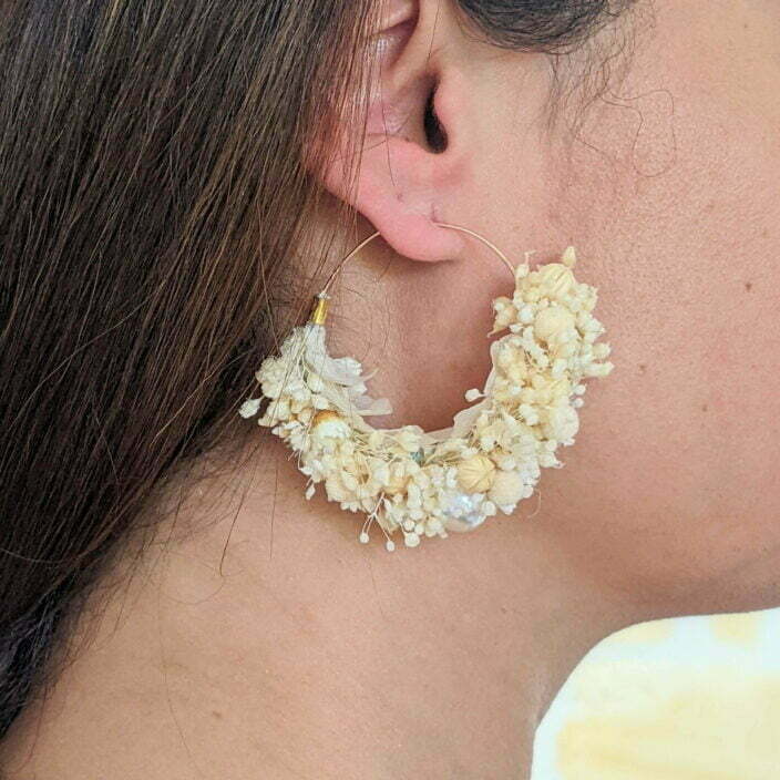 Boucles d’oreilles créoles en fleurs stabilisées et perles blanches, Luna 3