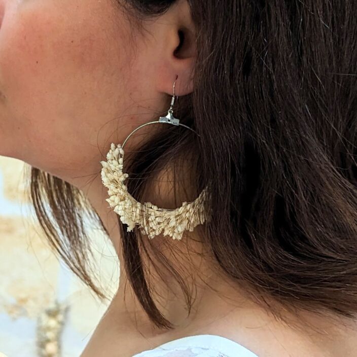 Boucles d’oreilles créoles en fleurs stabilisées beiges, Luna 4