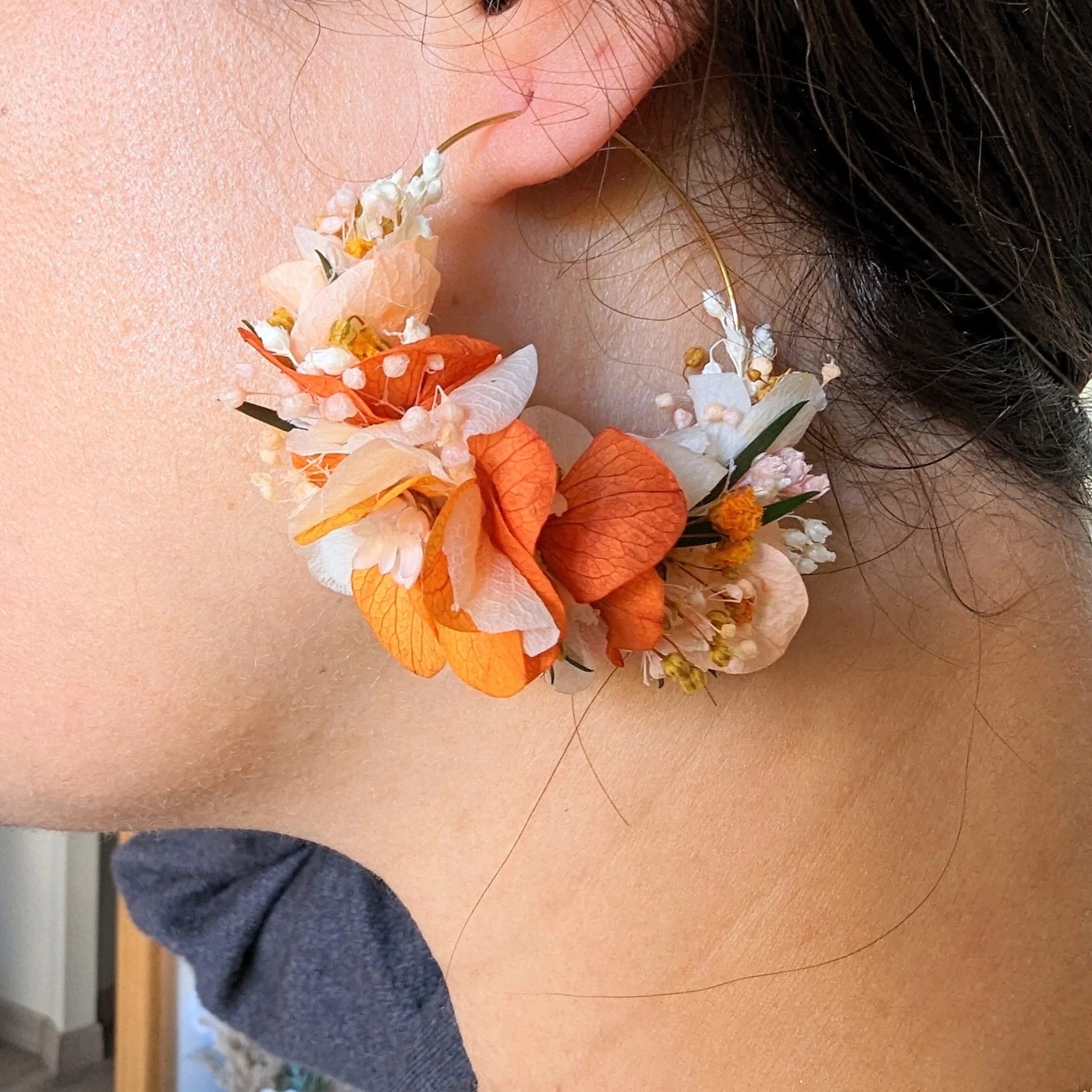 Boucles d’oreilles de mariée artisanales en fleurs séchées & stabilisées orangées, Chloé – Image 3