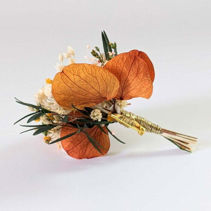 Boutonnière de marié artisanale en fleurs séchées & stabilisées orangées, Chloé 4