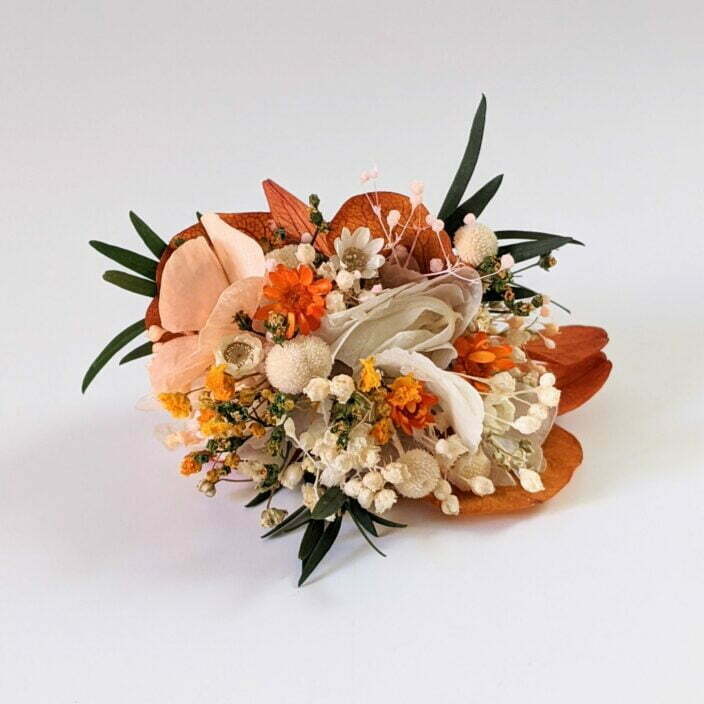 Boutonnière de marié artisanale en fleurs séchées & stabilisées orangées, Chloé 3