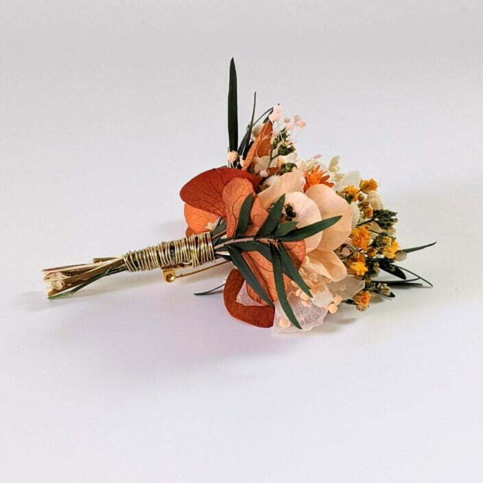 Boutonnière de marié artisanale en fleurs séchées & stabilisées orangées, Chloé 2