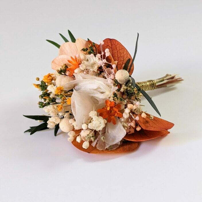 Boutonnière de marié artisanale en fleurs séchées & stabilisées orangées, Chloé