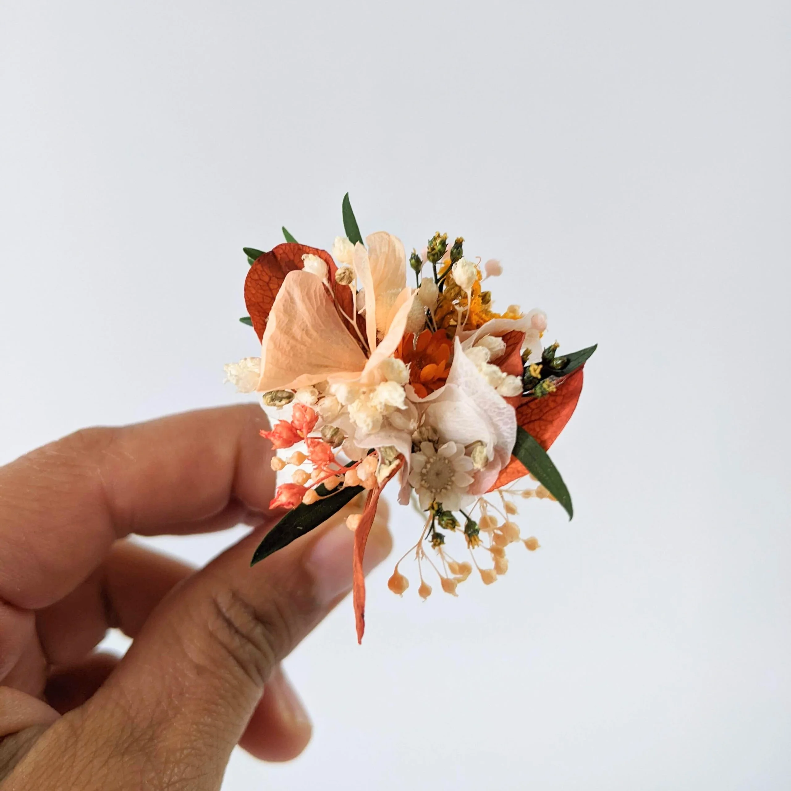 Épingle à cheveux ornée de fleurs séchées & stabilisées orangées, Chloé – Image 3