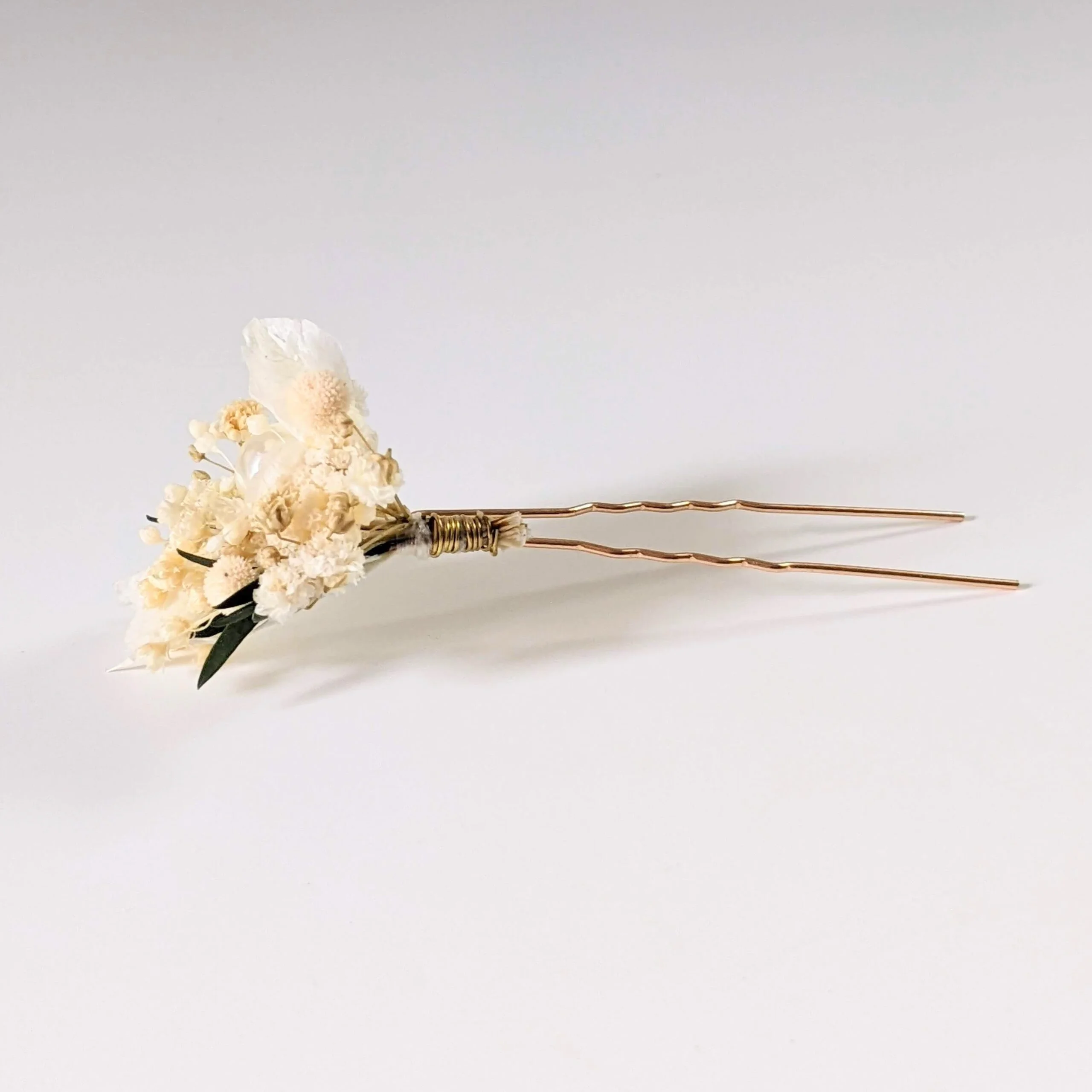 Épingle à cheveux ornée de fleurs séchées & fleurs stabilisées blanches & vertes, Virginie – Image 3