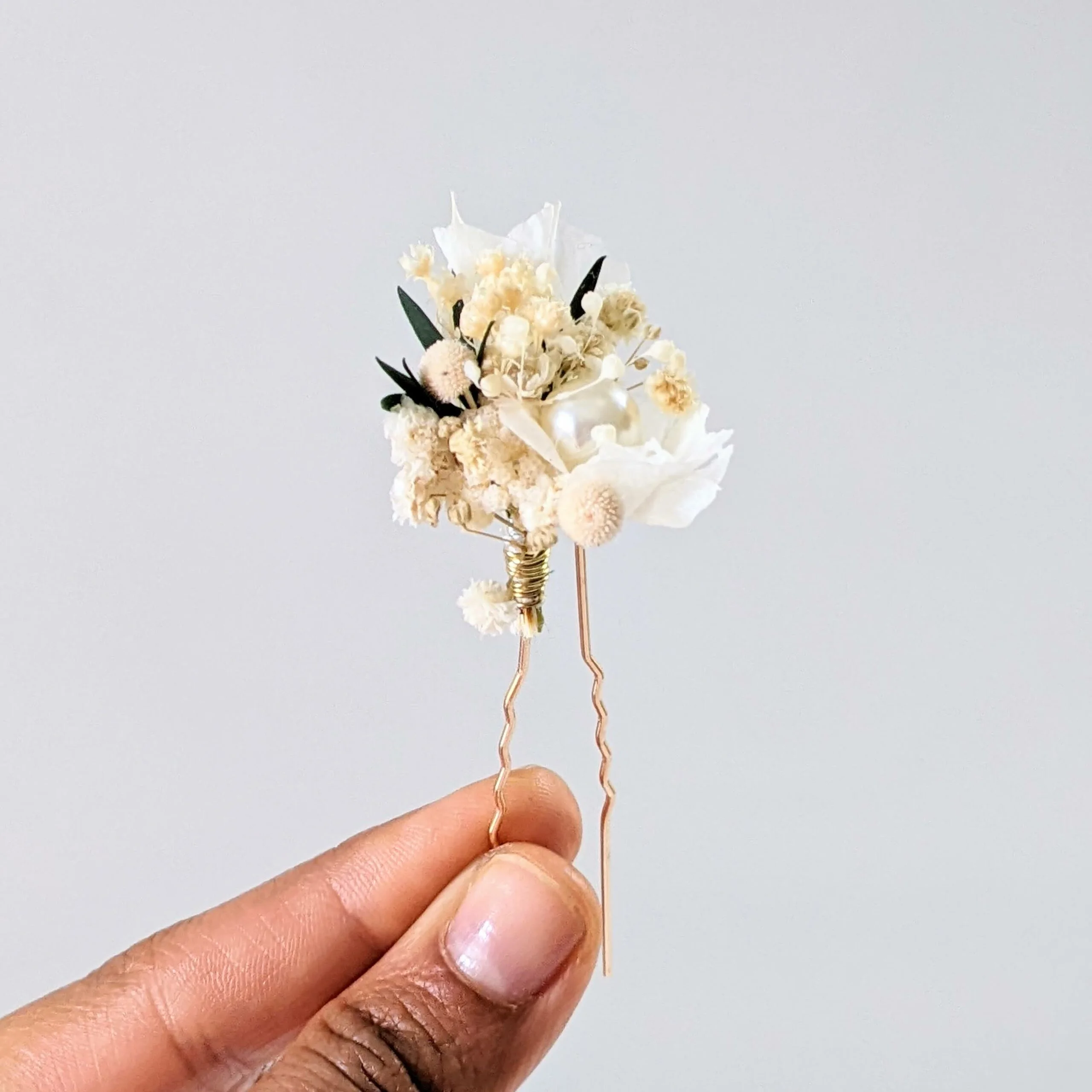 Épingle à cheveux ornée de fleurs séchées & fleurs stabilisées blanches & vertes, Virginie – Image 2