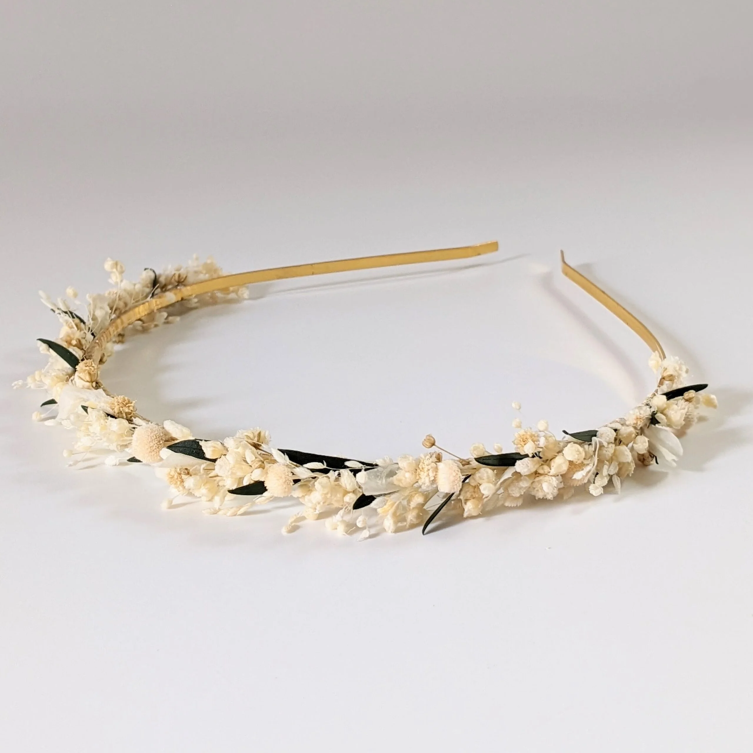 Serre-tête artisanal doré orné de fleurs stabilisées blanches & vertes, Virginie – Image 3