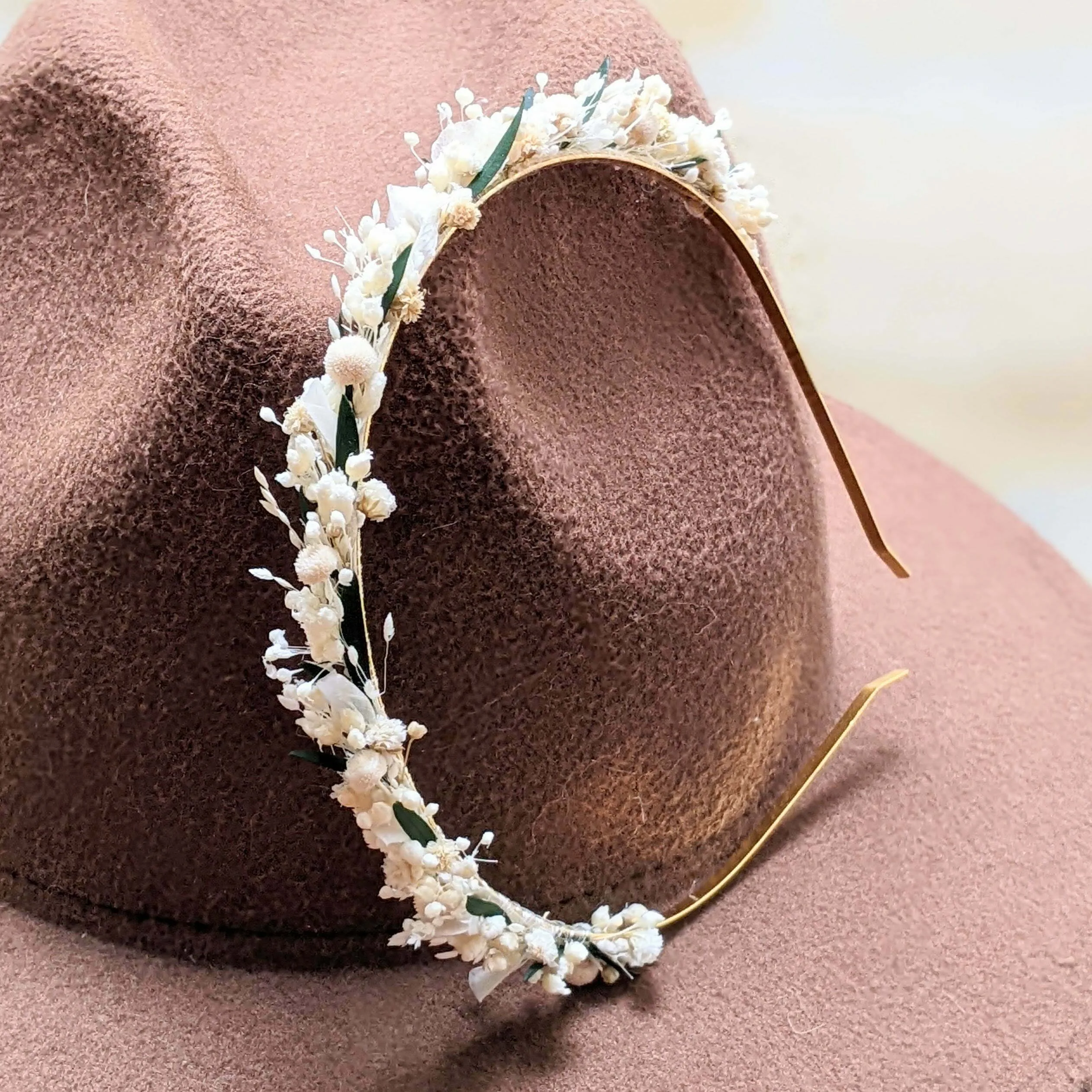 Serre-tête artisanal doré orné de fleurs stabilisées blanches & vertes, Virginie – Image 2