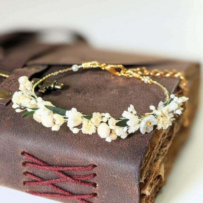 Bracelet de mariée artisanal en fleurs stabilisées blanches & vertes, Virginie