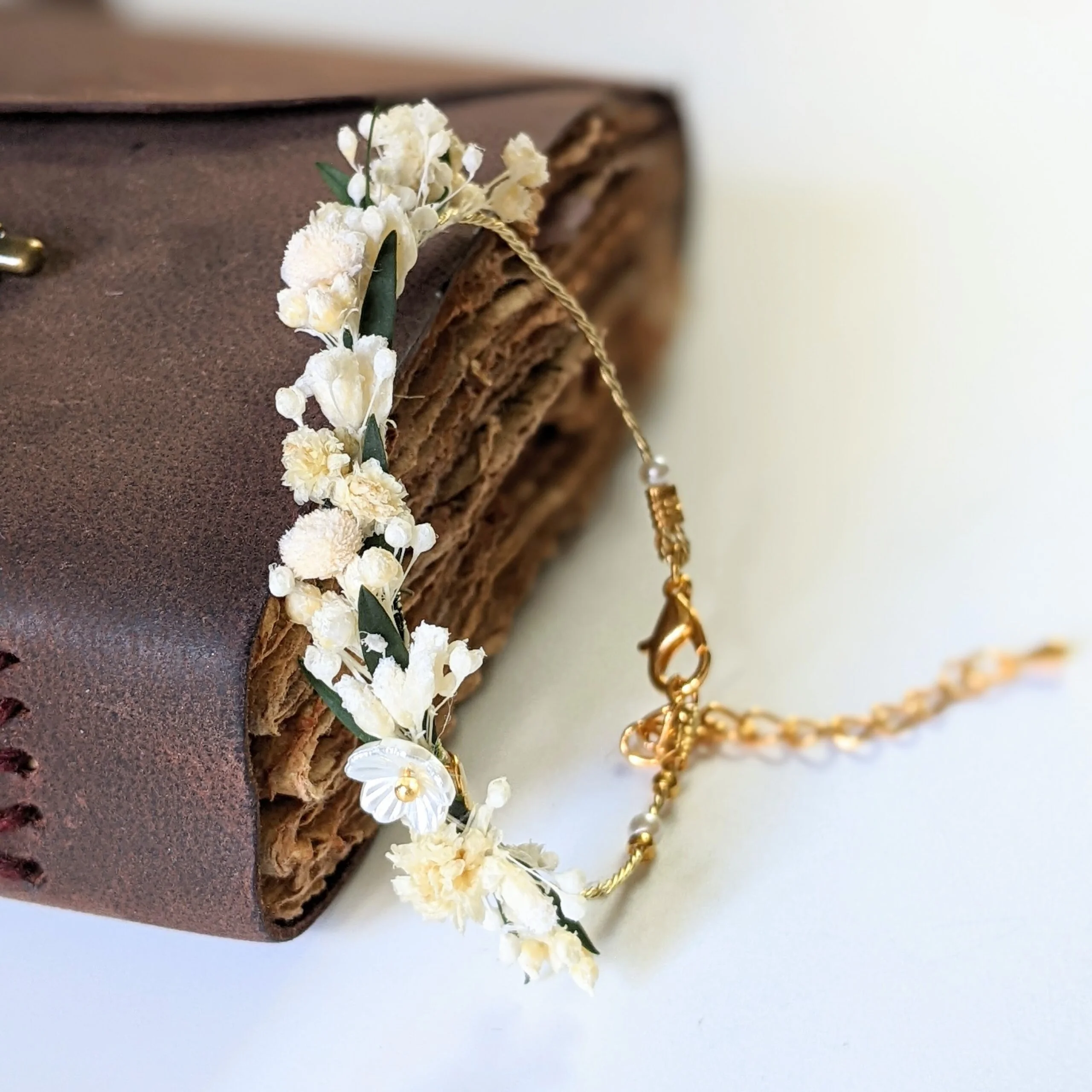 Bracelet de mariée artisanal en fleurs stabilisées blanches & vertes, Virginie – Image 2