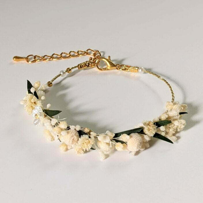 Bracelet de mariée artisanal en fleurs stabilisées blanches & vertes, Virginie 3