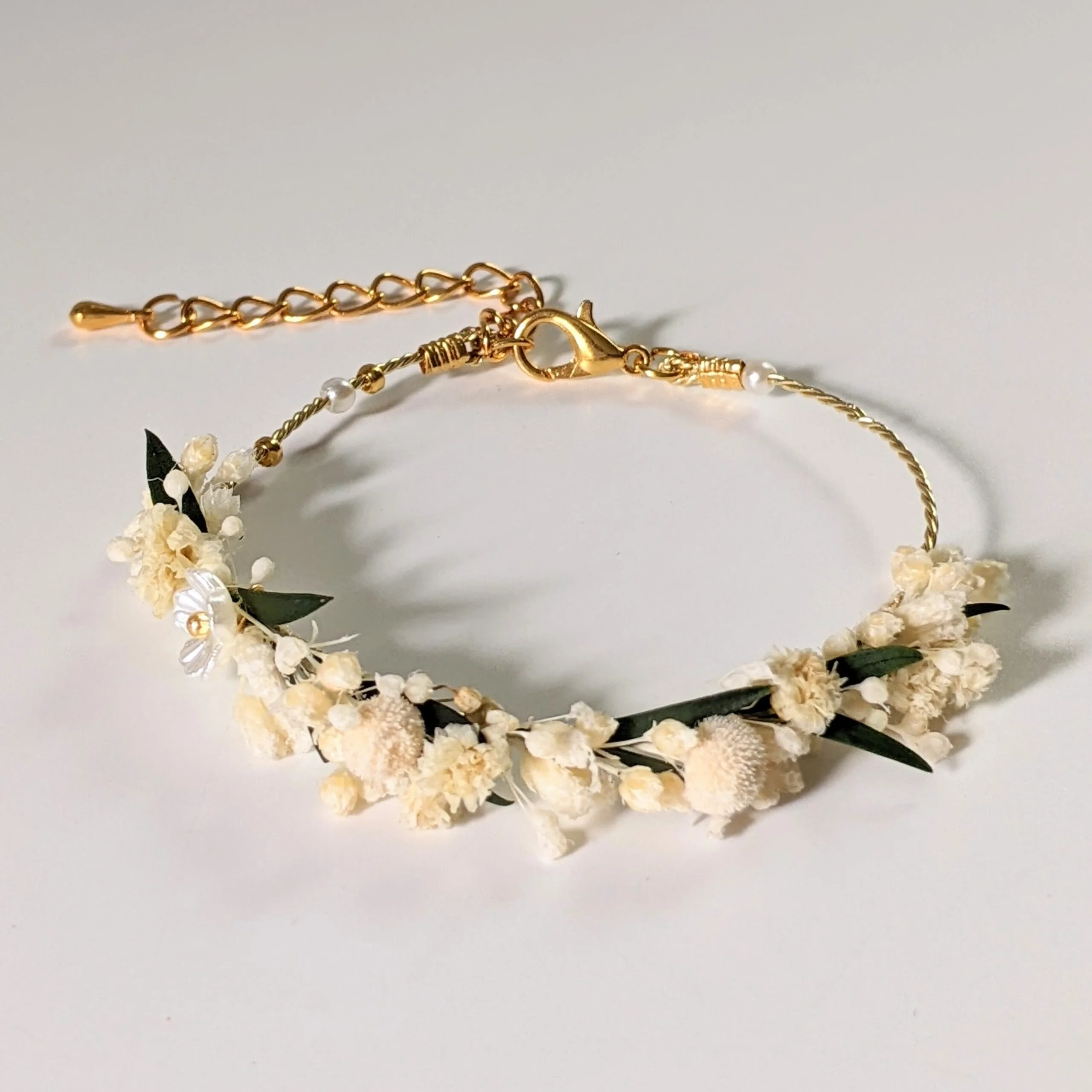 Bracelet de mariée artisanal en fleurs stabilisées blanches & vertes, Virginie – Image 3