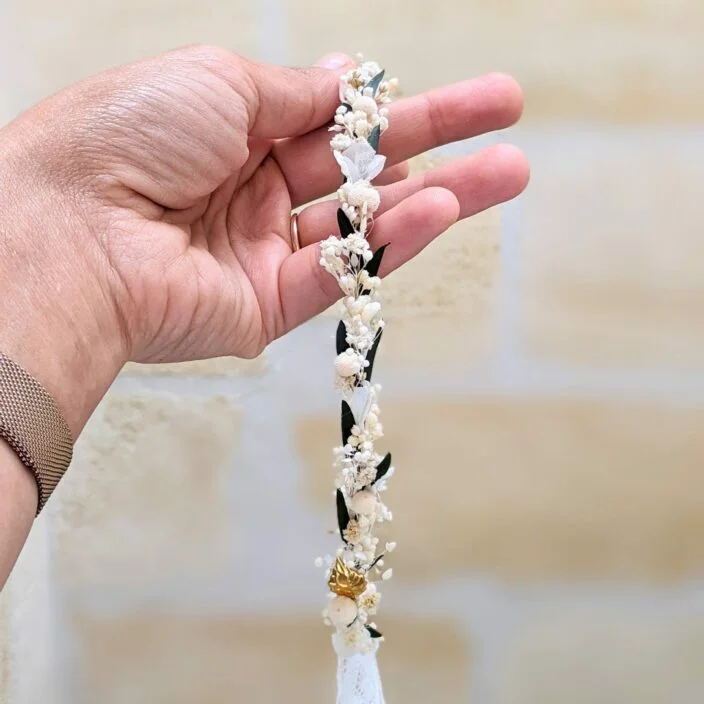 Couronne de cheveux en fleurs stabilisées blanches & vertes avec dentelle fine, Virginie – Image 3