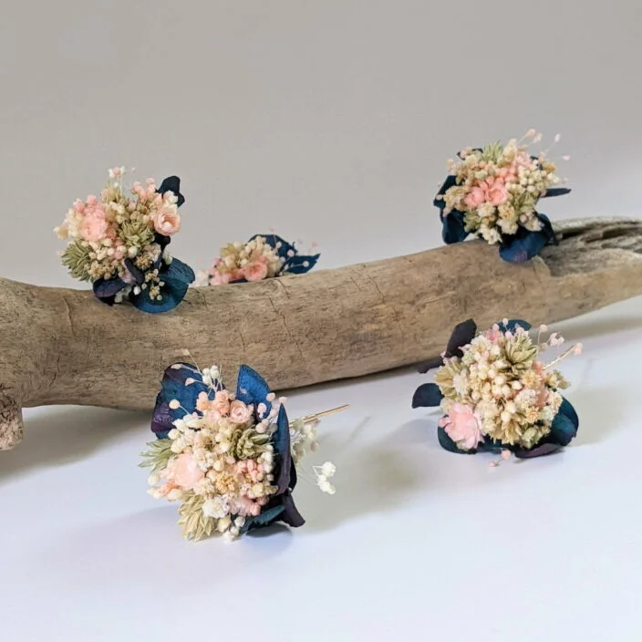 Épingle à cheveux ornée de fleurs séchées & stabilisées bleues, Mona