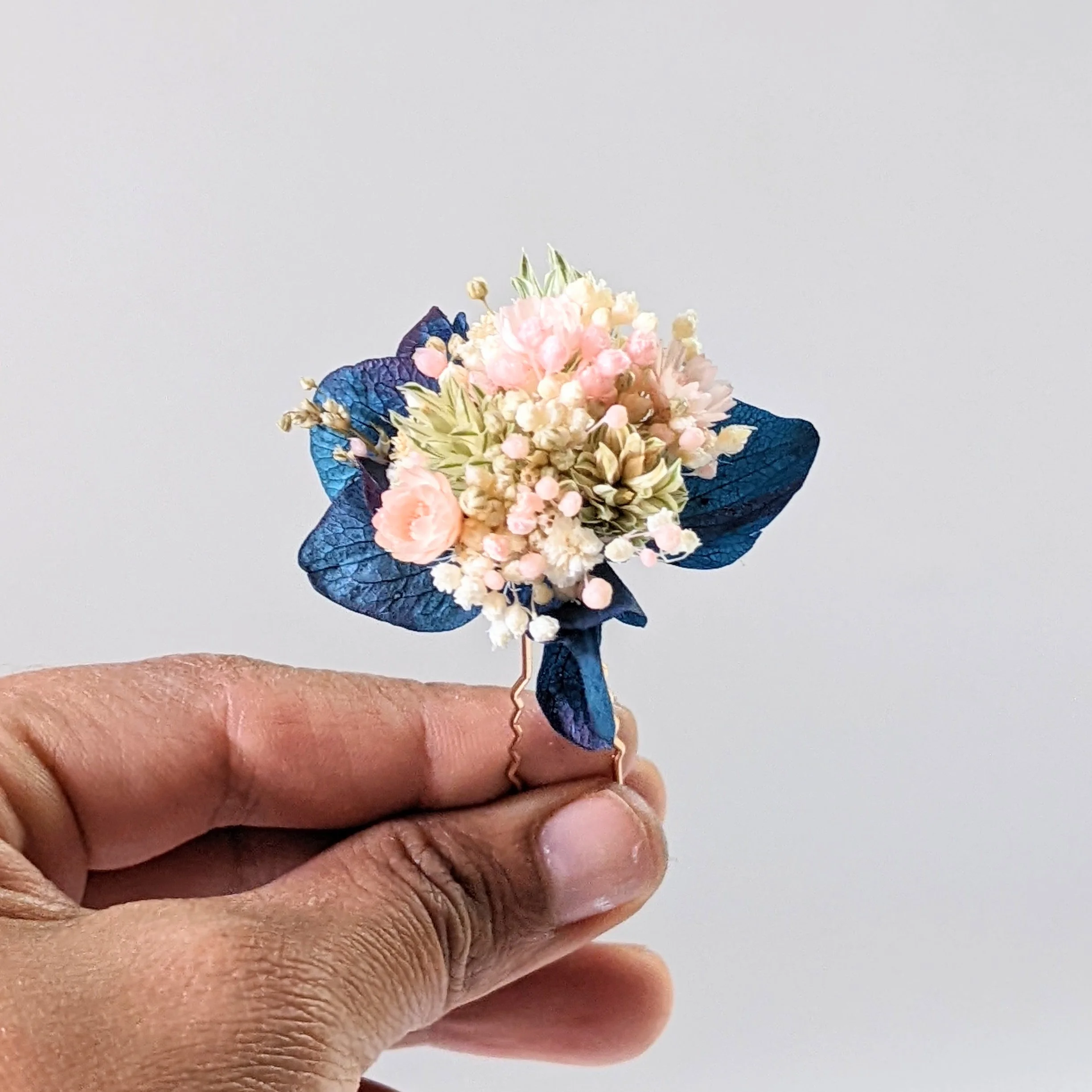 Épingle à cheveux ornée de fleurs séchées & stabilisées bleues, Mona – Image 2