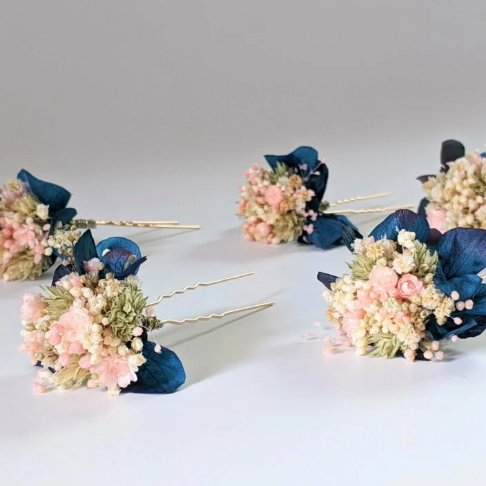 Épingle à cheveux ornée de fleurs séchées & stabilisées bleues, Mona – Image 3