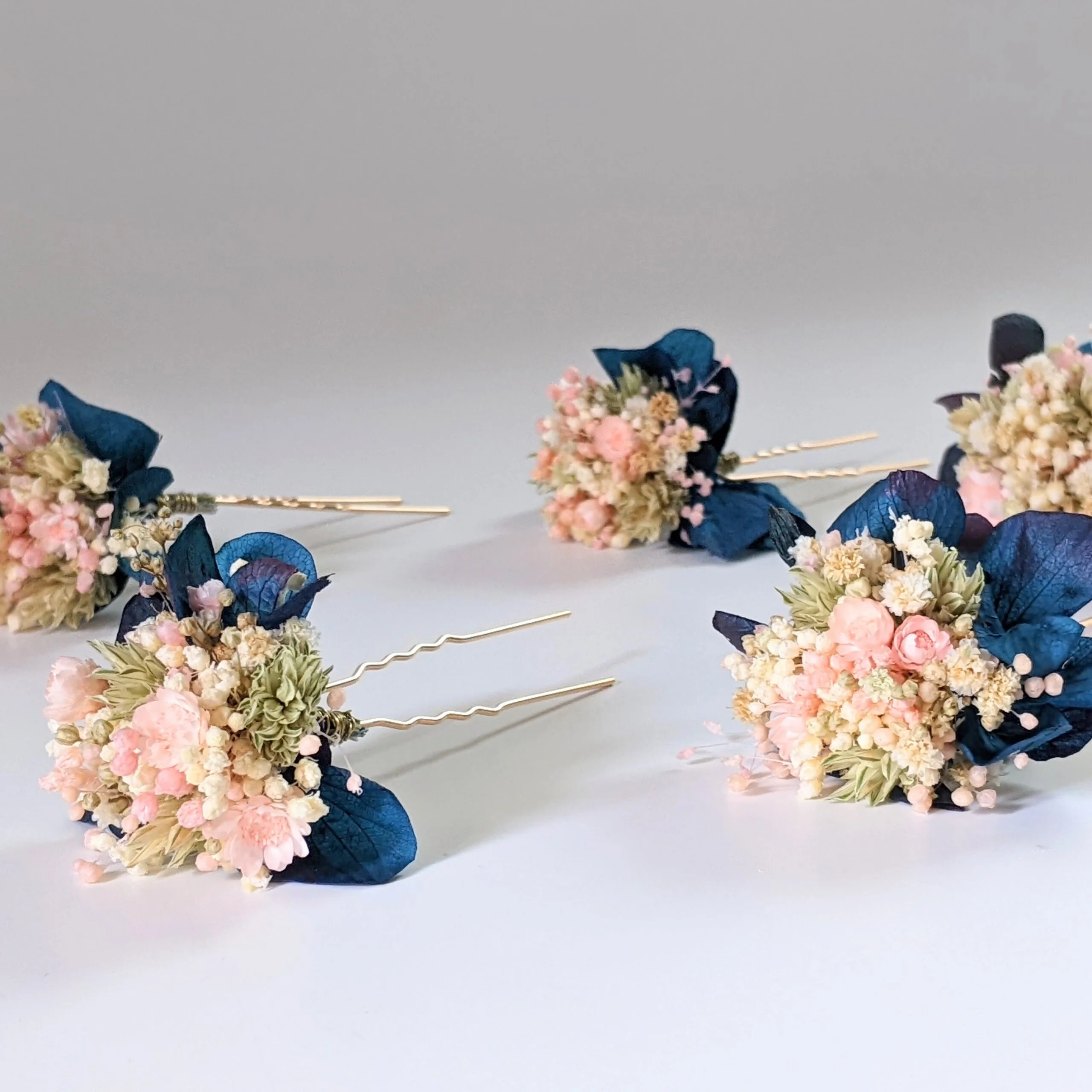 Épingle à cheveux ornée de fleurs séchées & stabilisées bleues, Mona – Image 3