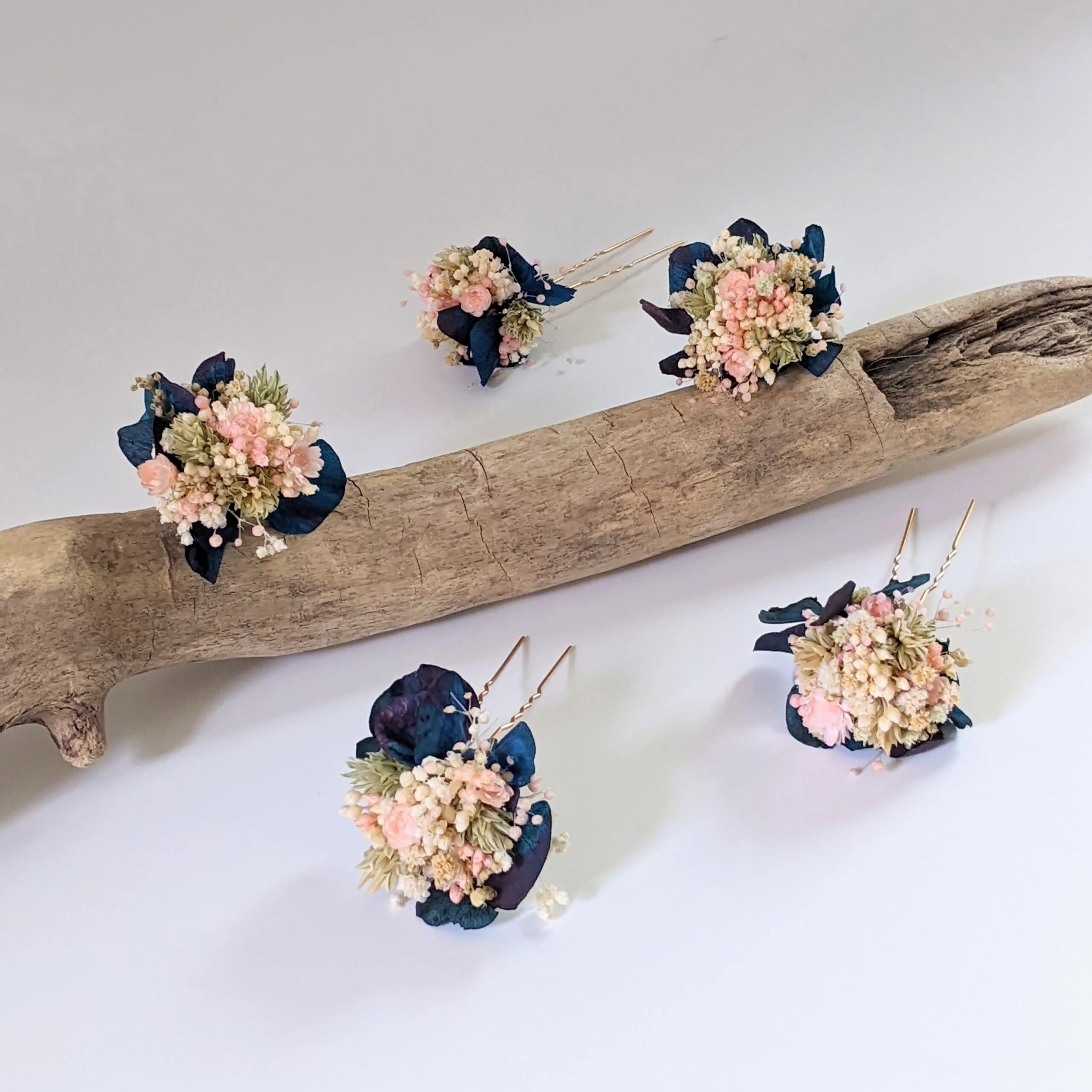 Épingle à cheveux ornée de fleurs séchées & stabilisées bleues, Mona – Image 4
