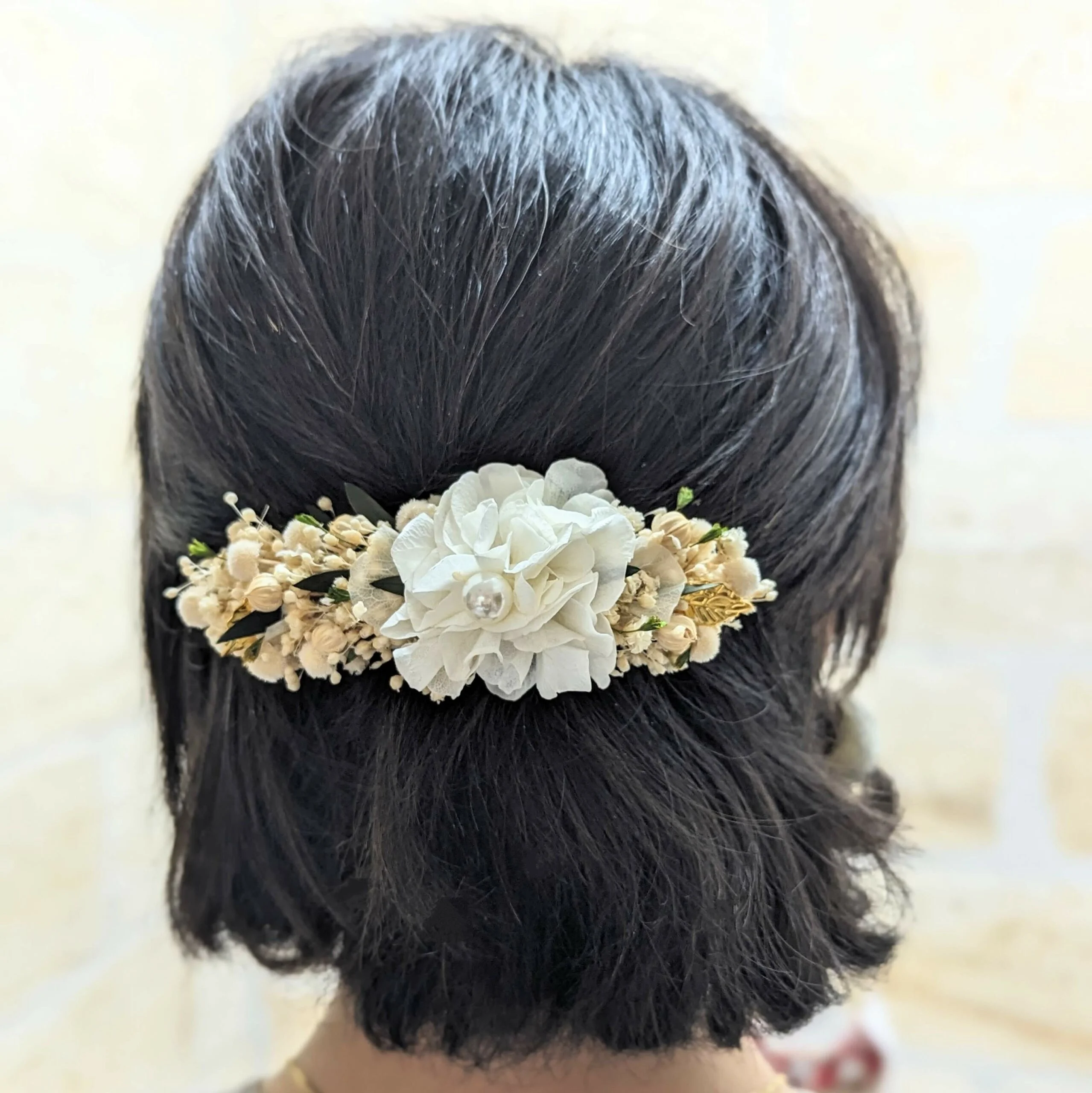 Barrette à cheveux fleurie pour coiffure de mariage en fleurs stabilisées blanches & vertes, Virginie – Image 3