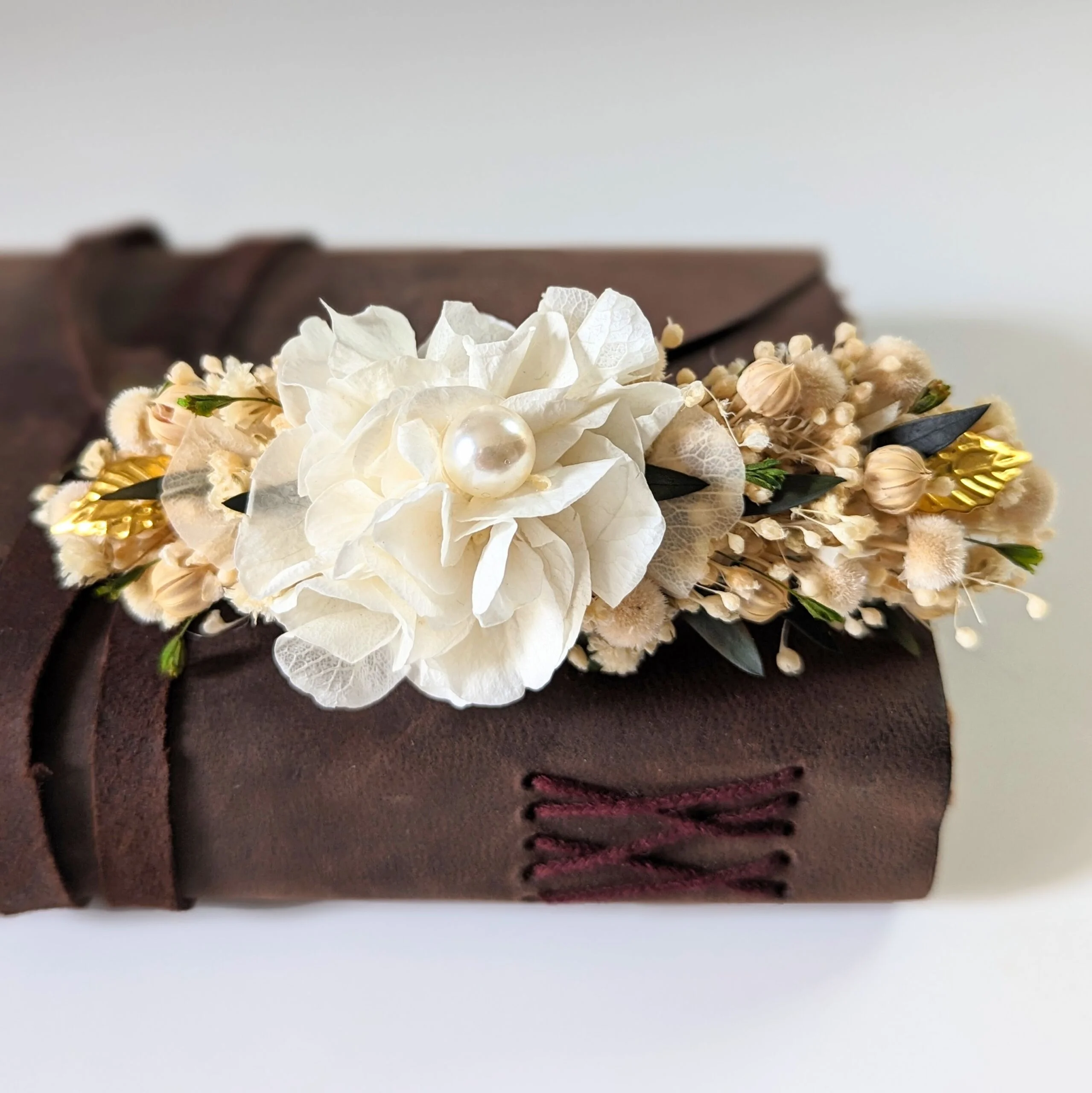 Barrette à cheveux fleurie pour coiffure de mariage en fleurs stabilisées blanches & vertes, Virginie – Image 2