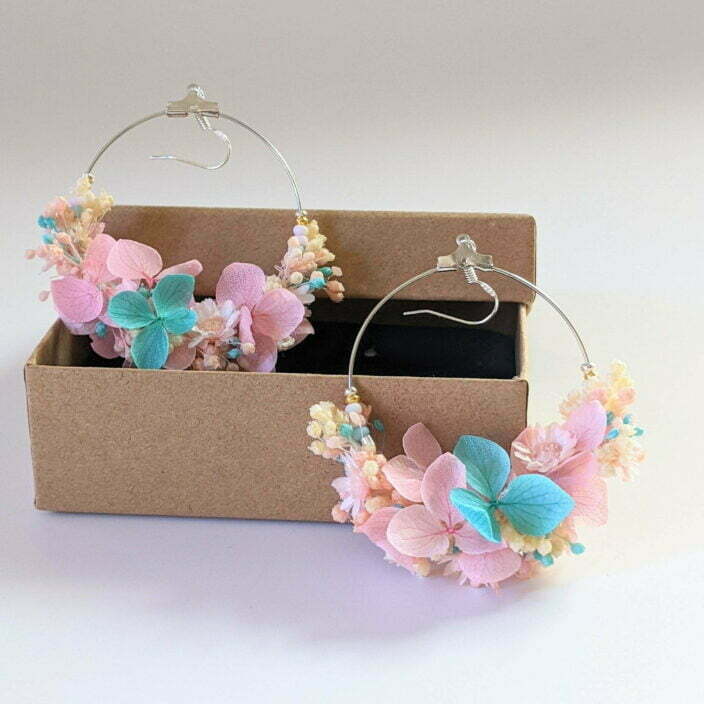 Boucles d’oreilles créoles en fleurs stabilisées & fleurs séchées, Candy 2