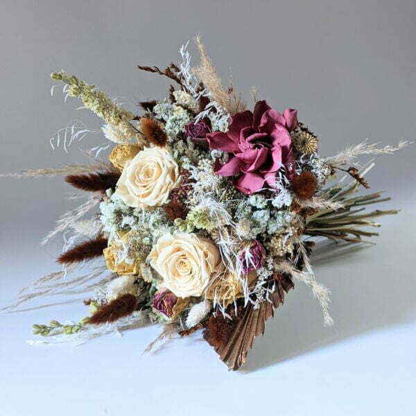 Bouquet de mariée en roses éternelles, gardénias & fleurs séchées, Laëtitia