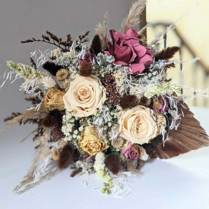 Bouquet de mariée en roses éternelles, gardénias & fleurs séchées, Laëtitia 2