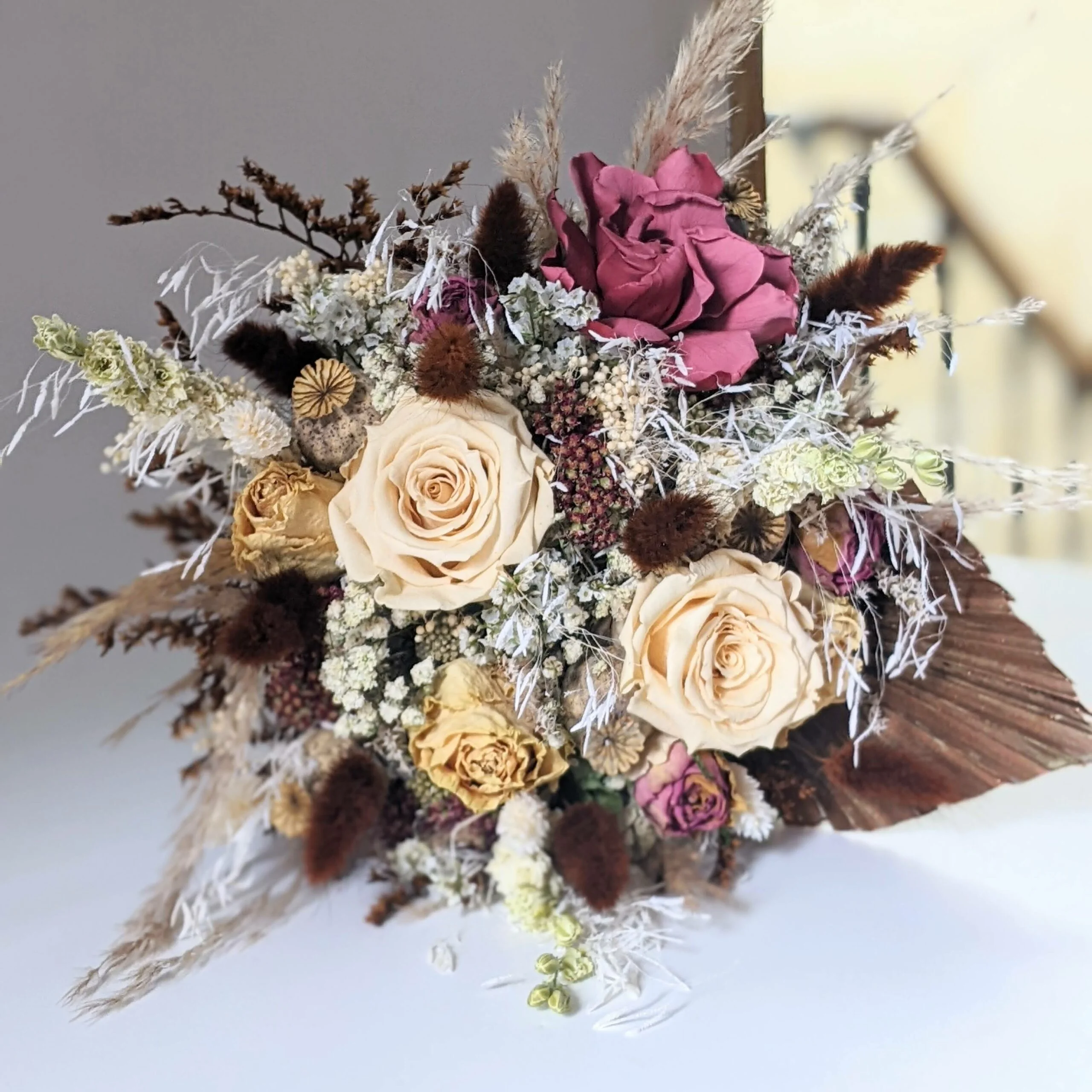 Bouquet de mariée en roses éternelles, gardénias & fleurs séchées, Laëtitia – Image 2
