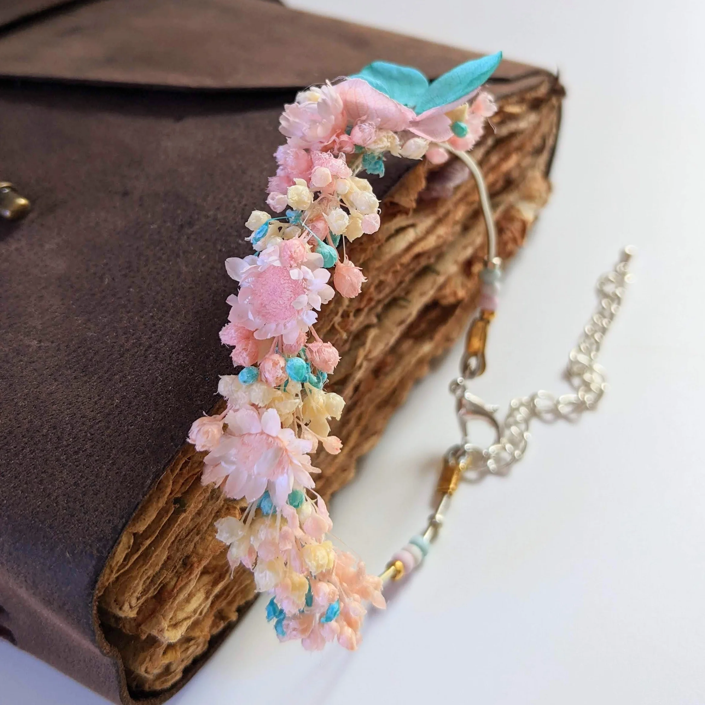 Bracelet artisanal en fleurs stabilisées & séchées roses, Candy – Image 2