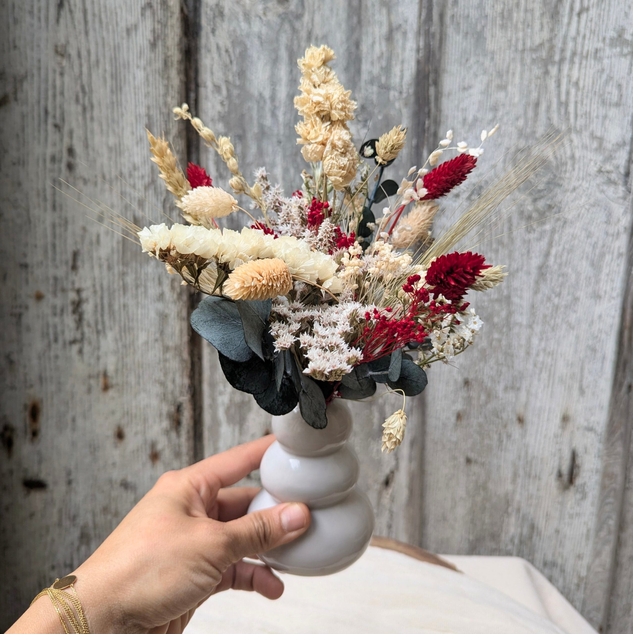 Petit bouquet de fleurs séchées aux couleurs rouges et vertes, Sofia – Image 2