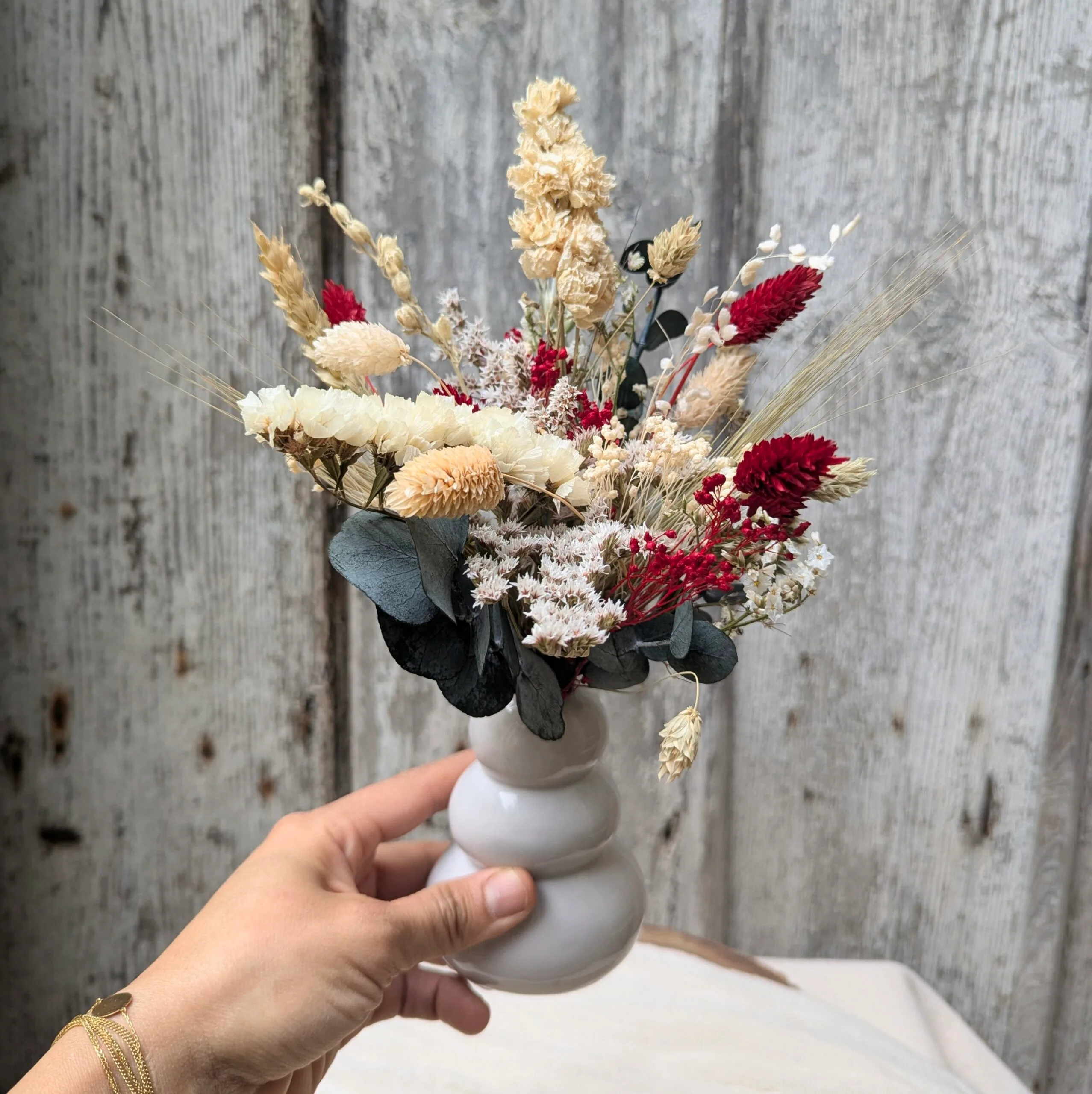 Petit bouquet de fleurs séchées aux couleurs rouges et vertes, Sofia – Image 2