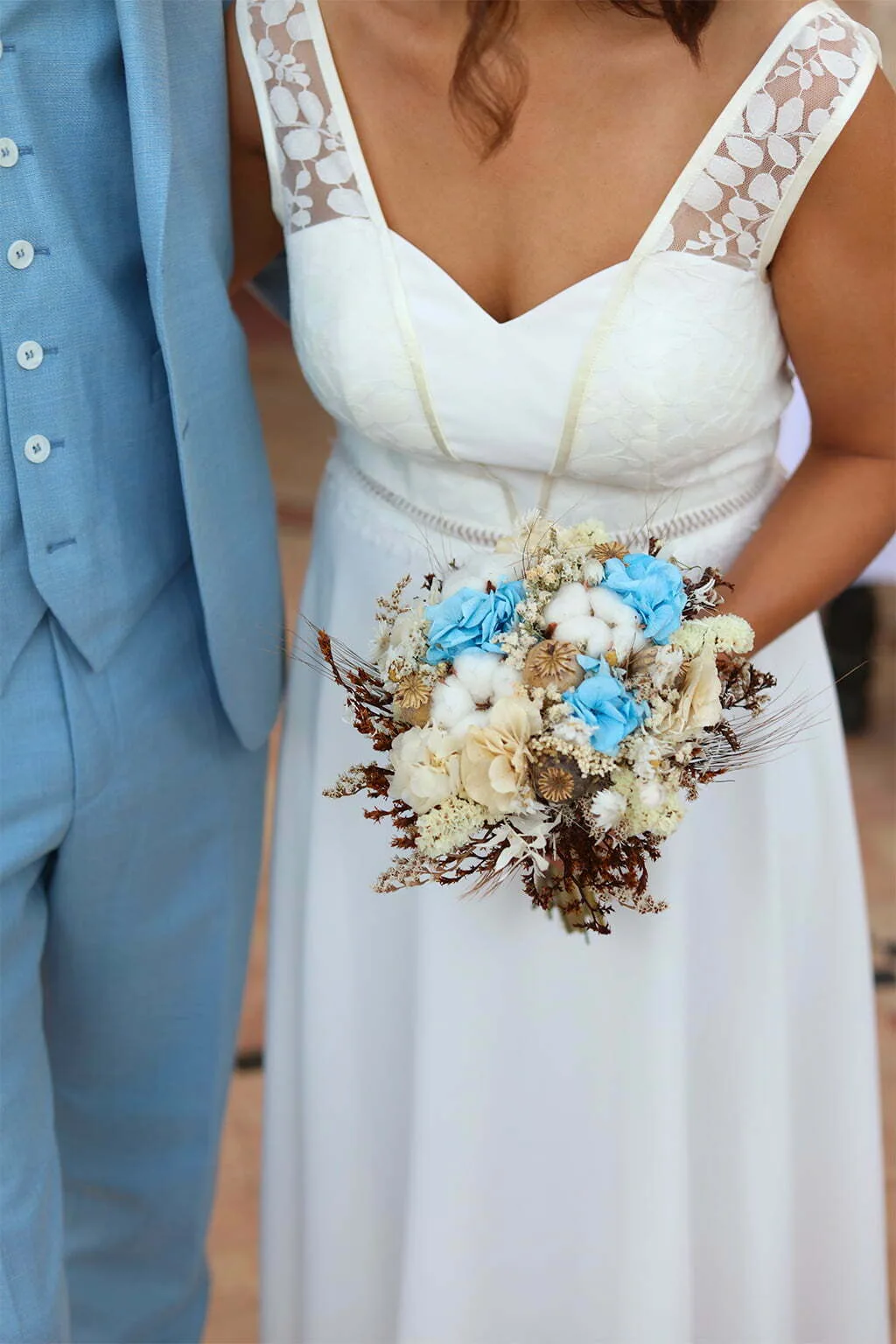 Bouquet de mariée avec fleurs de coton séchées et hortensias stabilisés bleu ciel, Jennifer – Image 3