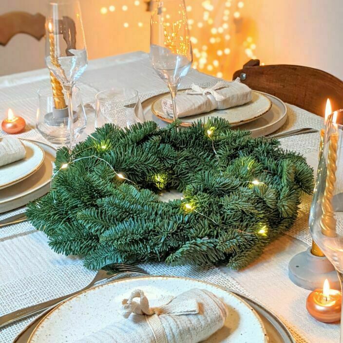 Couronne de Noël avec branches de sapin frais et guirlande LED, Jingle Bell