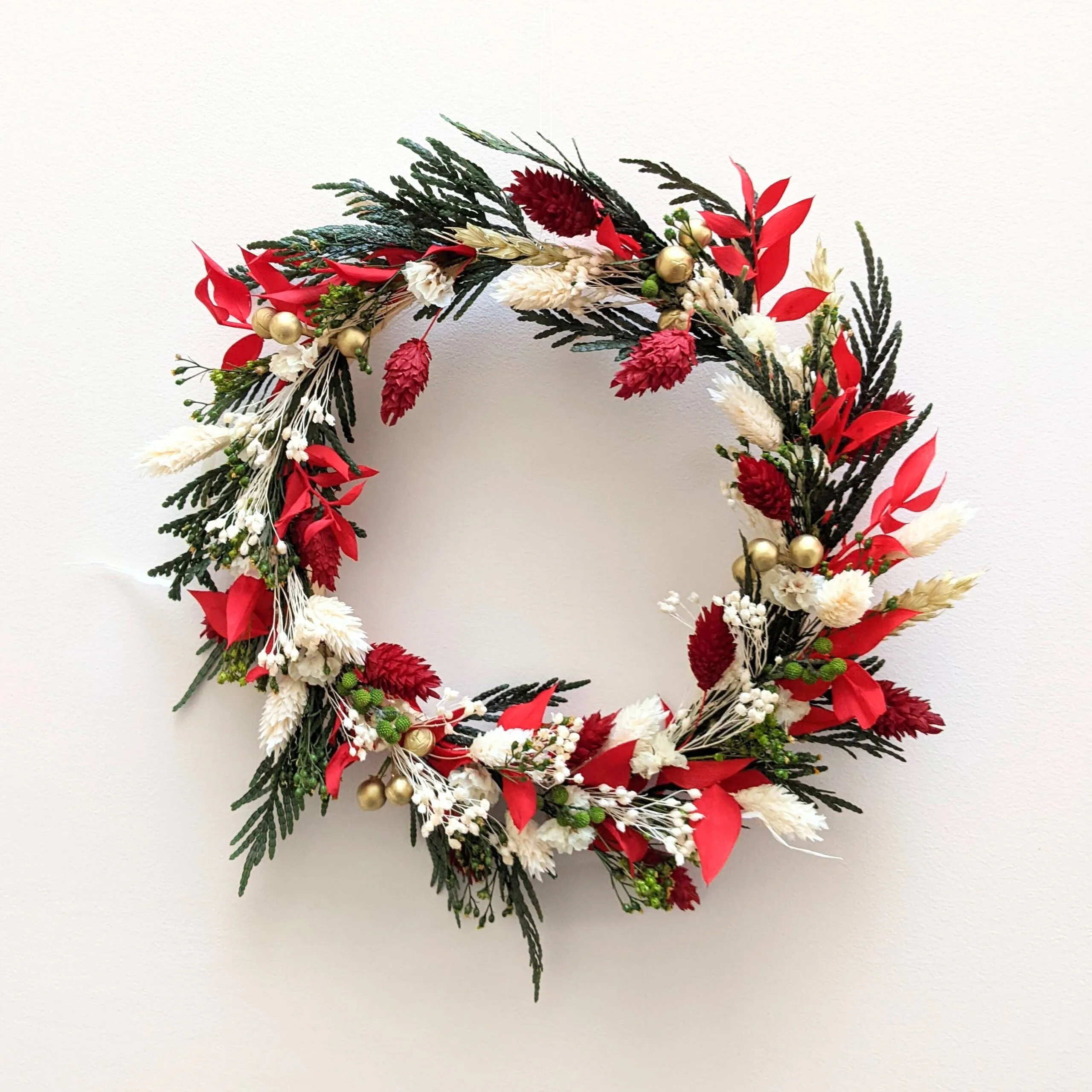Couronne murale en fleurs stabilisées aux couleurs de Noël, Jingle Bell – Image 2