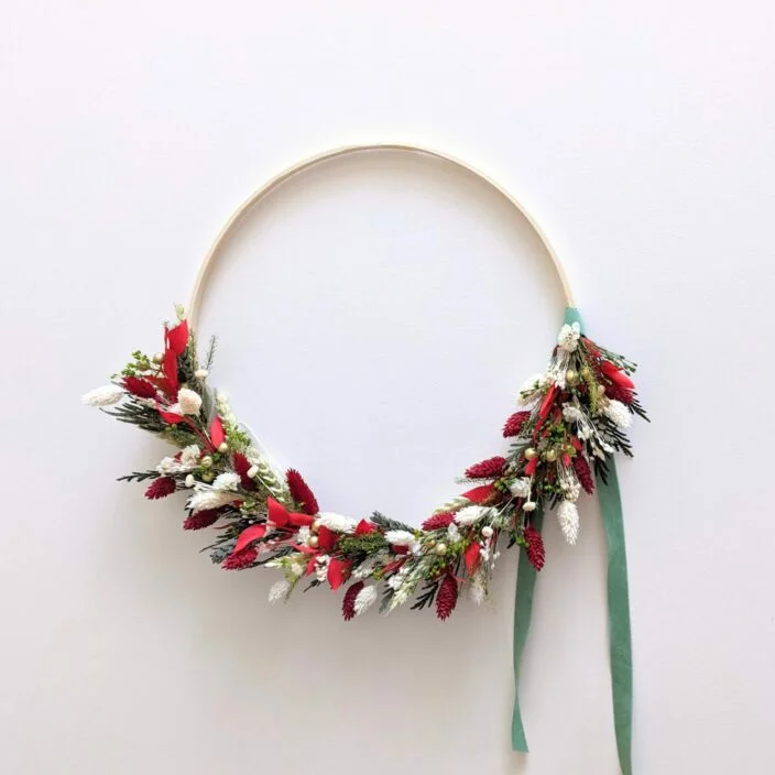 Couronne murale en fleurs stabilisées aux couleurs de Noël, Jingle Bell – Image 3