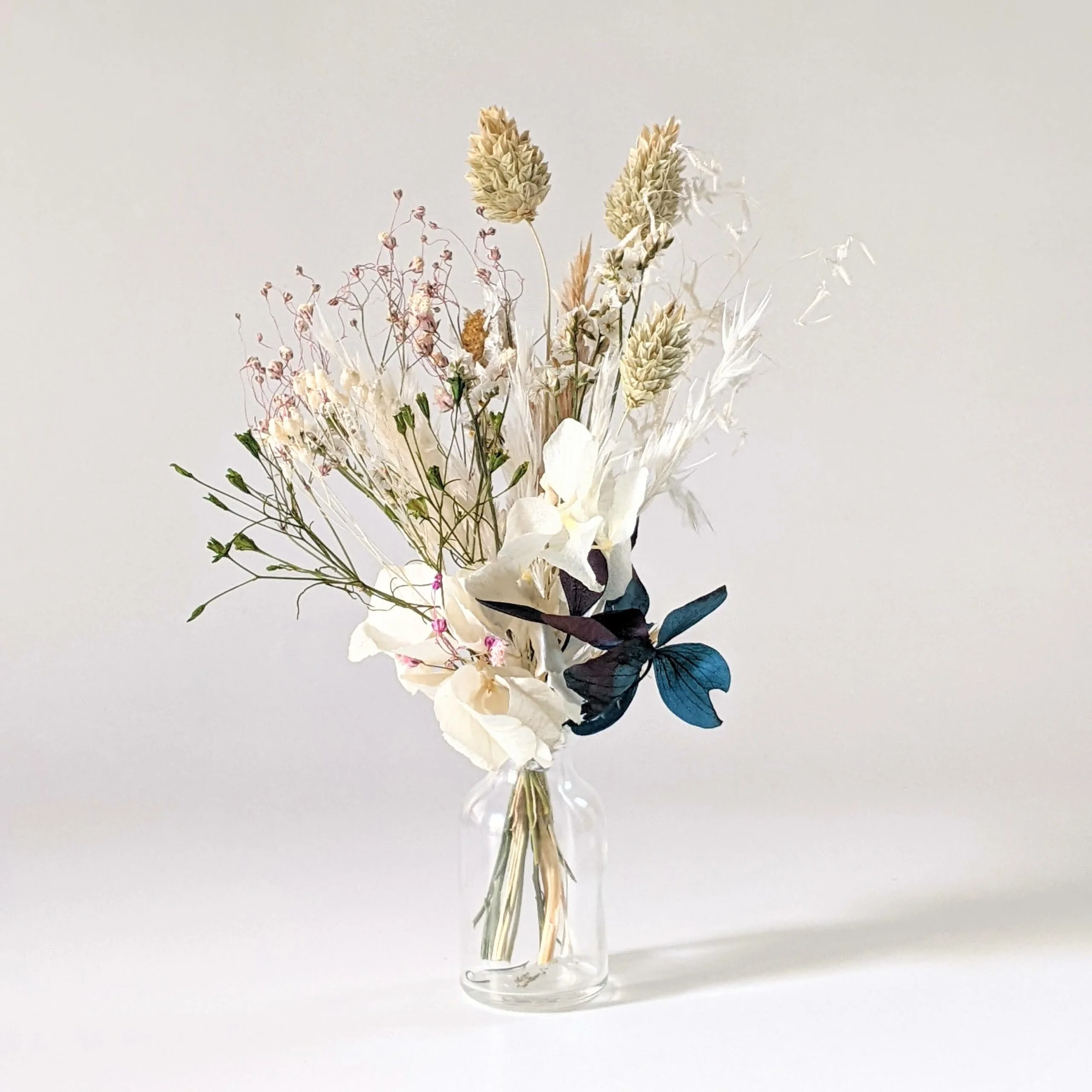 Mini bouquet de fleurs stabilisées & fleurs séchées dans les tons bleus et verts, Arcachon – Image 2