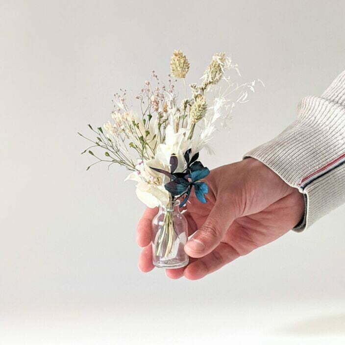 Mini bouquet de fleurs stabilisées & fleurs séchées dans les tons bleus et verts, Arcachon 3