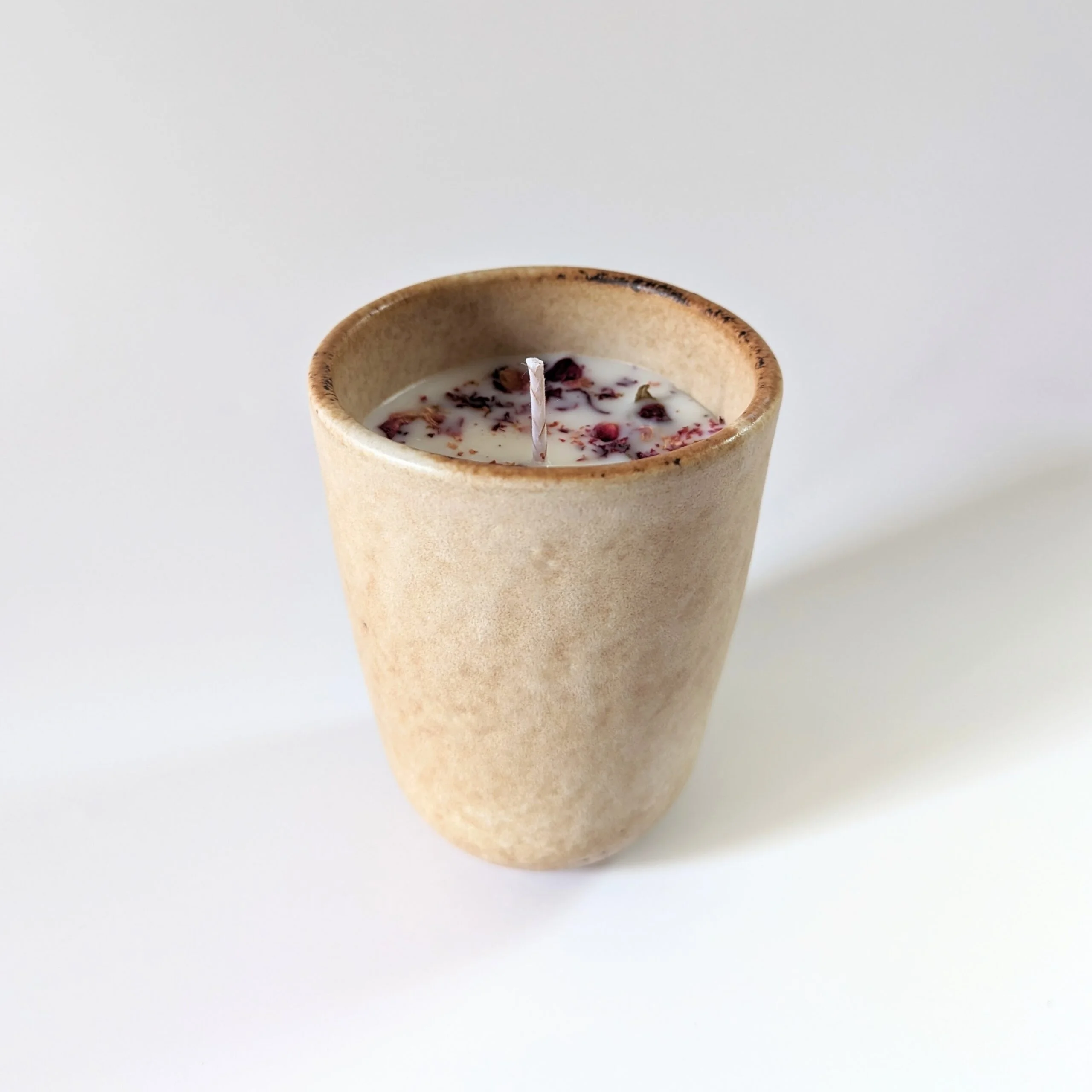 Bougie fleurie avec pétales rouges et parfum de rose & oud, Sofia – Image 2