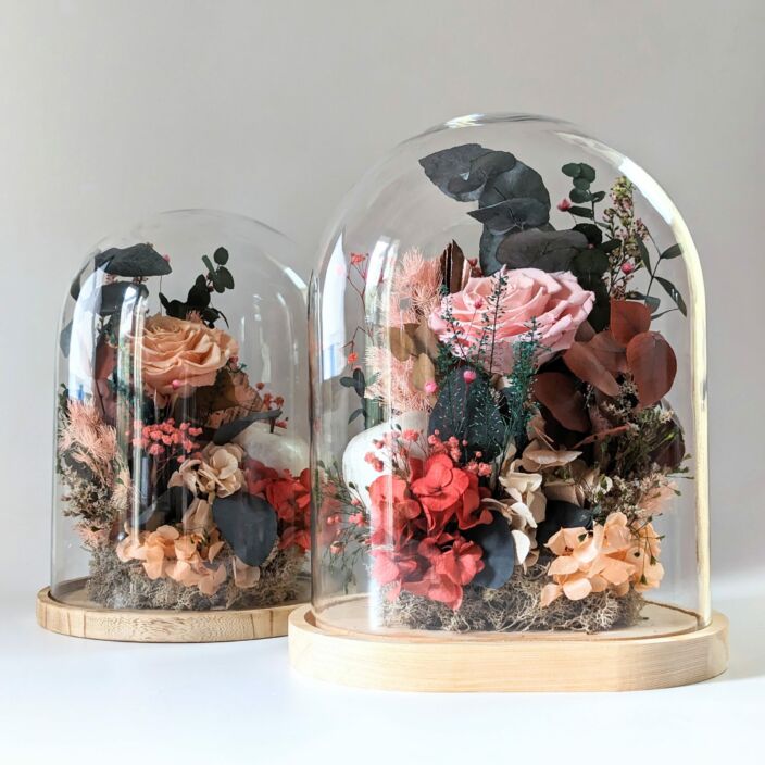 Cloche en verre avec rose éternelle et fleurs stabilisées, Eden