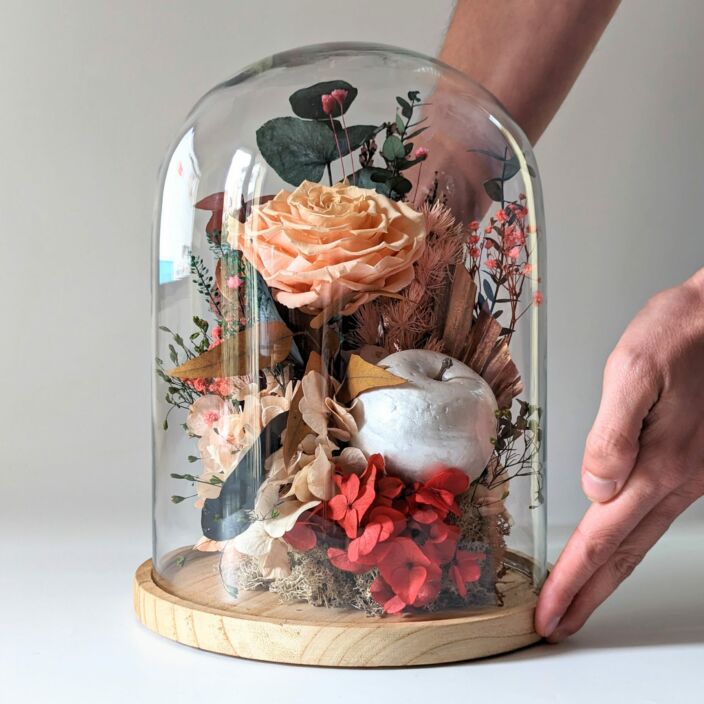 Cloche en verre avec rose éternelle et fleurs stabilisées, Eden 3