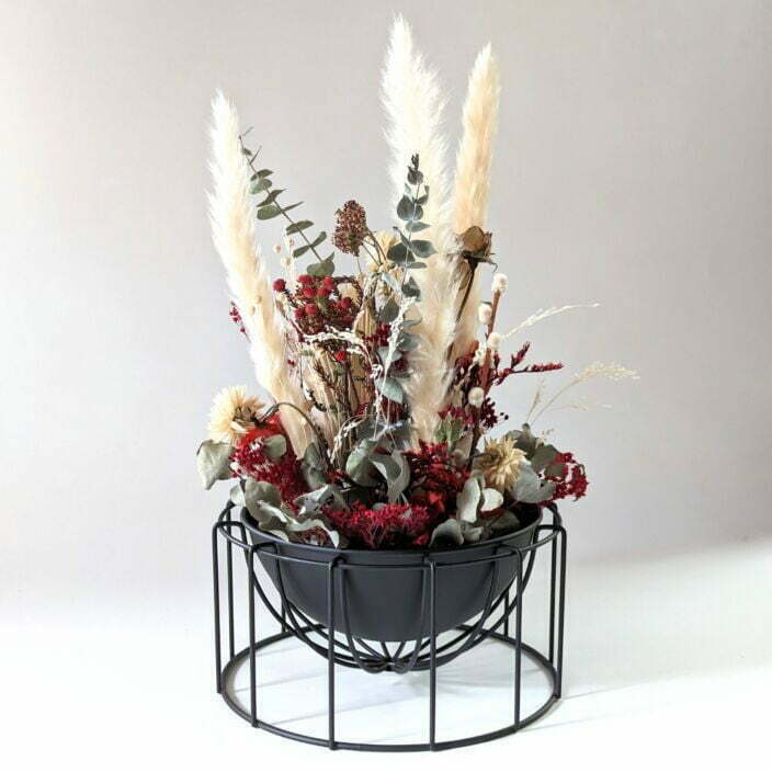 Composition de fleurs séchées rouges et noires pour décoration d’intérieur, Dita
