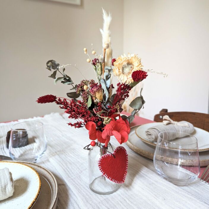 Petit bouquet de fleurs séchées rouges et noires pour décoration d’intérieur, Dita