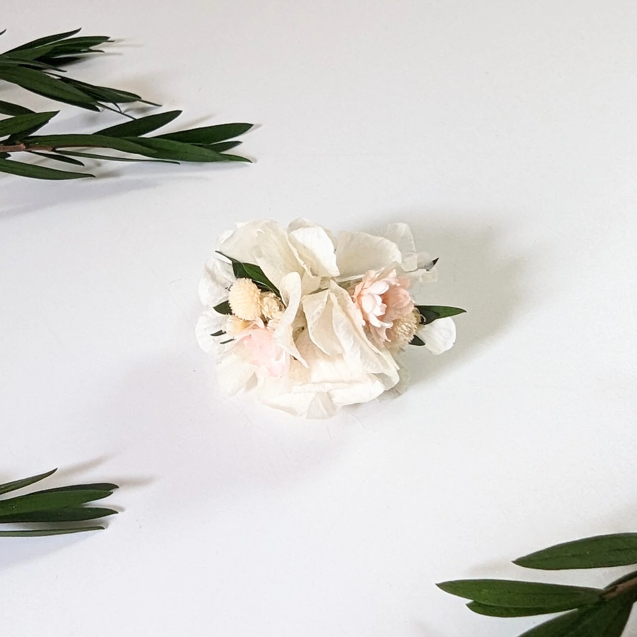 Bague de mariée artisanale en fleurs séchées & stabilisées blanches & roses, Rafaela – Image 3
