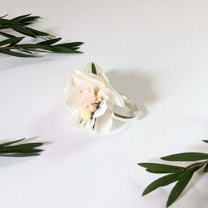 Bague de mariée artisanale en fleurs séchées & stabilisées blanches & roses, Rafaela 2