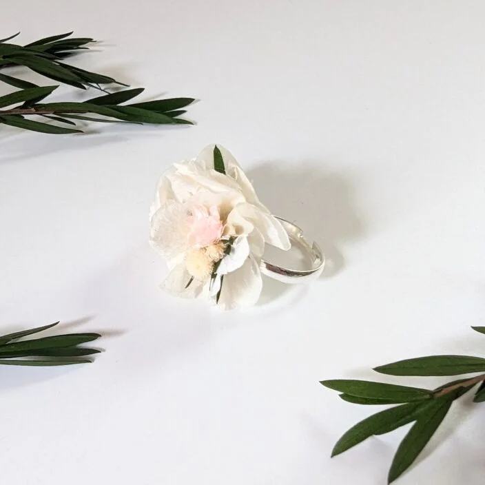 Bague de mariée artisanale en fleurs séchées & stabilisées blanches & roses, Rafaela – Image 2