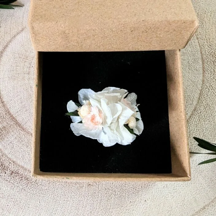 Bague de mariée artisanale en fleurs séchées & stabilisées blanches & roses, Rafaela – Image 4