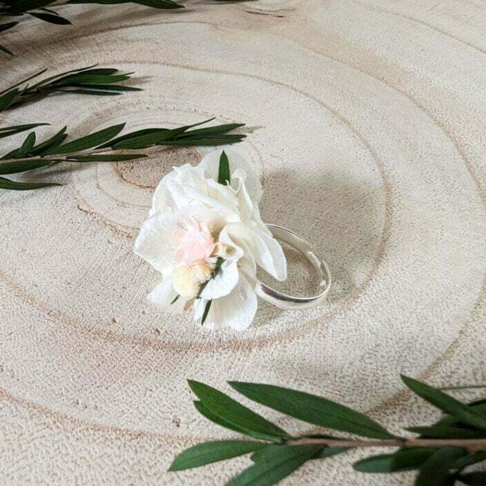 Bague de mariée artisanale en fleurs séchées & stabilisées blanches & roses, Rafaela