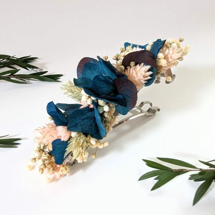 Barrette à cheveux fleurie pour coiffure de mariage en fleurs séchées & stabilisées bleues, Mona – Image 2
